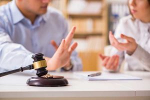 abogado de litigio civil hablando con un cliente