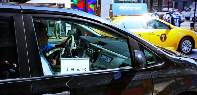 vehículo uber mostrado en una calle de la ciudad de nueva york