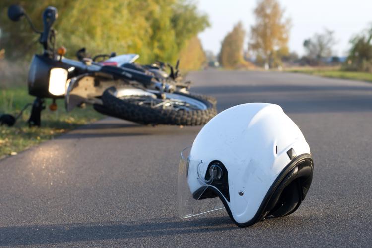 un casco y una motocicleta tirada en el asfalto después de un accidente en las vegas.