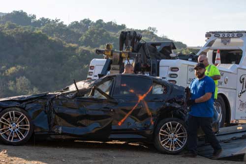 un carro siendo remolcado después de sufrir un accidente
